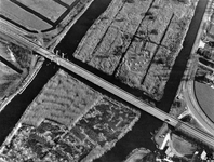 847577 Luchtfoto van de brug in de T27, de tertiaire provinciale weg Kamerik-Breukelen, over de Bijleveld te Kockengen, ...